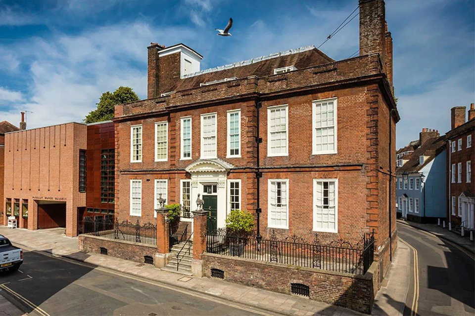 A two-storey townhouse from the 16th century, birck-built with large windows