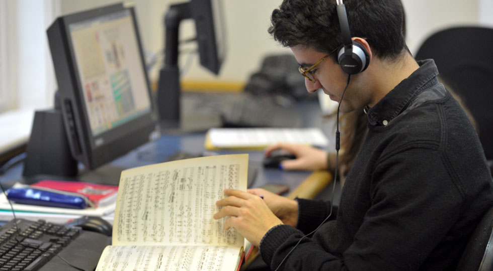 Student working in the RCM Library